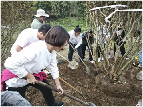 校企共建实训基地 乡村田野成专业课堂